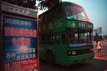 2男子醉酒抢公交车方向盘致多名乘客受伤(图)