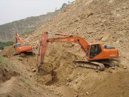 甘肃公路旁山体坍塌 百万方土石掩埋货车(组图)