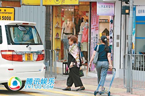 组图:肥姐美容院护肤扮靓 行动自如不需搀扶