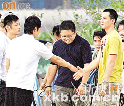 韩星李秉宪赴港拍电影 吴彦祖探班相谈甚欢(图)