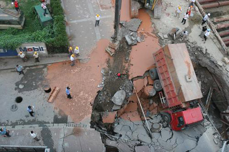 组图:南京在建内环快速通道塌方