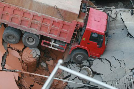 组图:南京在建内环快速通道塌方