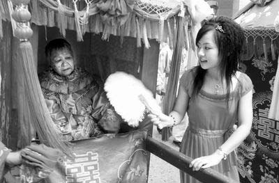 老翁照顾偏瘫妻21年 结婚60周年补办婚礼(图)