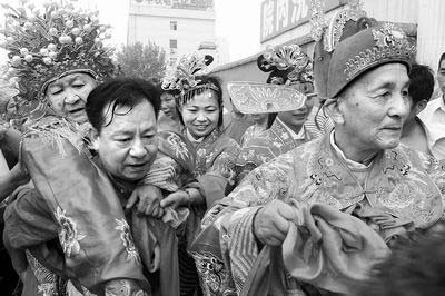 老翁照顾偏瘫妻21年 结婚60周年补办婚礼(图)