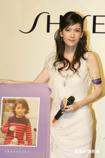 周慧敏增肥更显精神饱满 将无限期推后结婚(图)