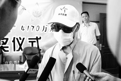 河南彩票大奖得主“全副武装”现身领奖(图)