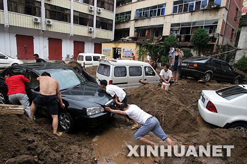 在陕西省佛坪县城一小区,人们将汽车推出淤泥(8月30日摄)。 8月29日20时至30日11时,地处陕西南部山区的佛坪县持续降大到暴雨,致使山洪暴发,多股泥石流涌入县城,造成县城停水停电和108国道中断。截至31日上午的初步统计,此次山洪灾害造成全县1.3万人受灾,因灾失踪1人、3人受伤,紧急转移安置4000多人。全县农作物受灾470公顷,倒塌房屋600多间,损坏房屋2000多间,直接经济损失5000多万元。