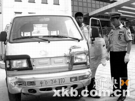 司机为汽车画上“牛B74110”车号 民警目瞪口呆