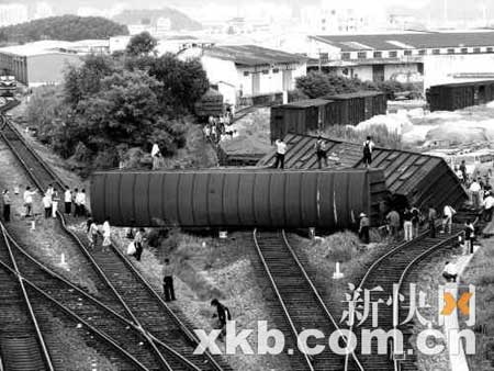深圳火车西站货车出轨翻车