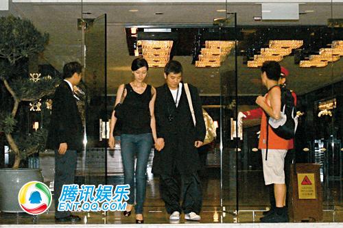 李嘉欣甩男友深宵约会 与矮男十指紧扣出酒店