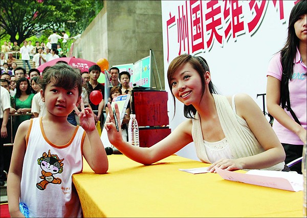 两代超女同日会广州 张靓颖显派头厉娜有热情