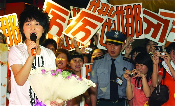 两代超女同日会广州 张靓颖显派头厉娜有热情