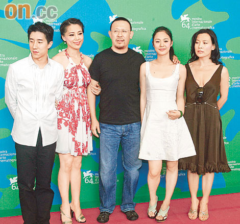 姜文周韵公开恋情不再避忌牵手揽腰甜蜜蜜(图)