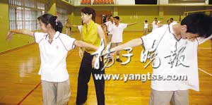 学生跳集体舞男女生牵手用面巾纸隔开(图)