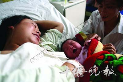 湖北十堰一名女婴降生时重12.4斤(组图)