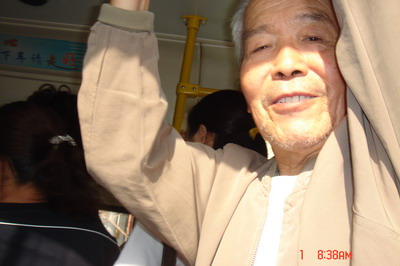 老人在公交车上给年轻妈妈让座(图)