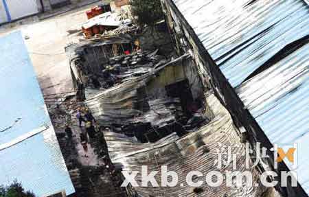 广东一包装厂发生连环爆炸 火云高达10层楼(图)
