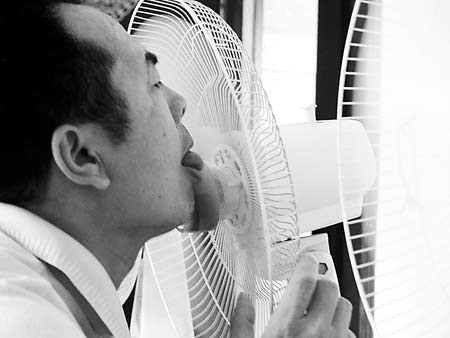 男子用舌头两分钟逼停4台飞转电风扇(图)