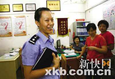 广州社区美女警花帮吸毒者找工作(组图)