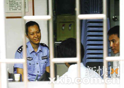 广州社区美女警花帮吸毒者找工作(组图)