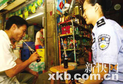 广州社区美女警花帮吸毒者找工作(组图)