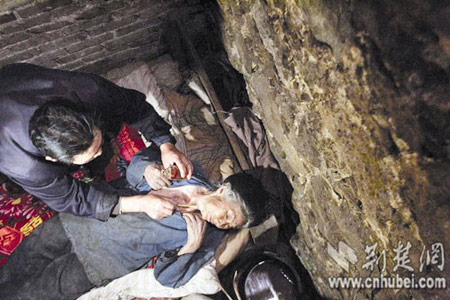 男子攀岩尝百草独身侍侯病母30年(组图)