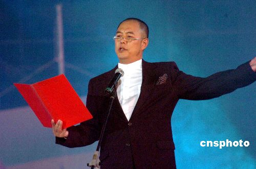 任艺术学院院长 “皇阿玛”张铁林夜巡新生宿舍