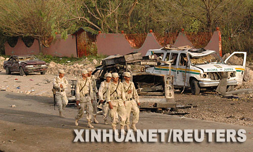 9月10日,墨西哥士兵在墨北部的科阿韦拉州发生汽车相撞事故的现场巡逻。当地时间9日晚,一辆装载矿山炸药的集装箱货车与一辆面包车迎头相撞后发生爆炸。当地官员说,事故造成至少34人死亡。
