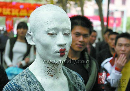 男子用白漆涂满全身 捧玫瑰亲吻垃圾桶(组图)