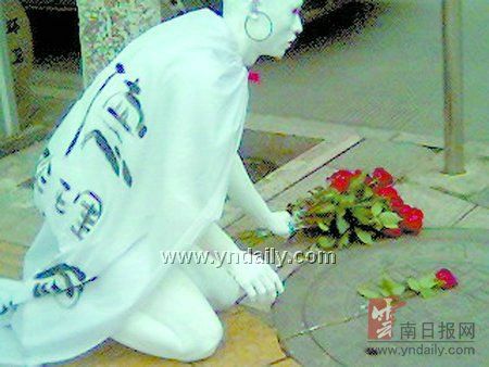 男子用白漆涂满全身 捧玫瑰亲吻垃圾桶(组图)