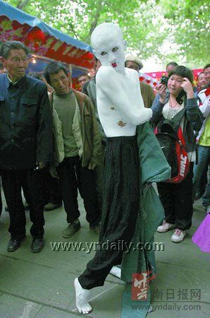 男子用白漆涂满全身 捧玫瑰亲吻垃圾桶(组图)