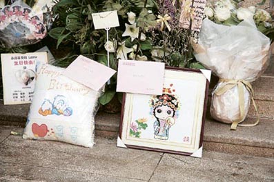 张国荣昨日51岁冥寿 全球Fans集体悼念(组图)
