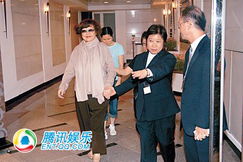 沈殿霞中环看楼三小时 面容泛黄笑对镜头(组图)