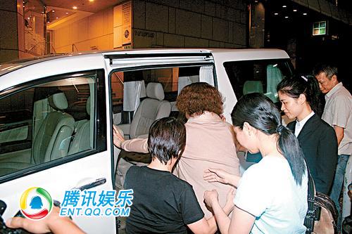 沈殿霞中环看楼三小时 面容泛黄笑对镜头(组图)
