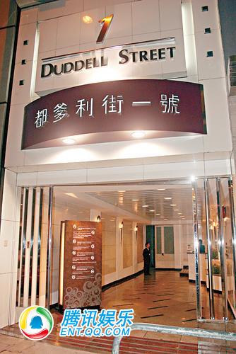 沈殿霞中环看楼三小时 面容泛黄笑对镜头(组图)