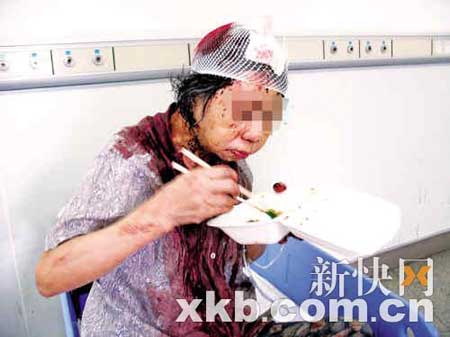 傻女关门毒打残疾老母