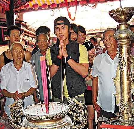 警车开路县长接见 吴尊金门祭祖排场惊人(组图)