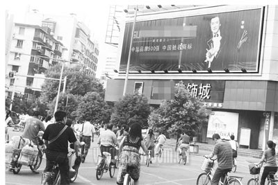 李咏代言广告惊现成都 引发对“辞职门”猜测