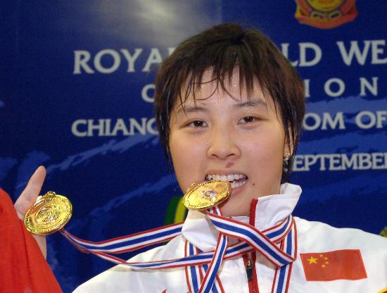 图文-举重世锦赛李萍夺两金一铜尝尝金牌的滋味