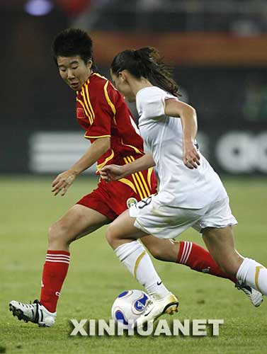 9月20日,中国队球员毕妍(左)防守对方球员。当日,在天津进行的2007年女足世界杯D组最后一轮比赛中,中国队迎战新西兰队。目前,中国队以2比0暂时领先。