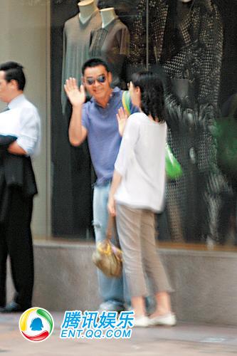 刘青云夫妻当街表演恩爱秀 不避狗仔打招呼(图)