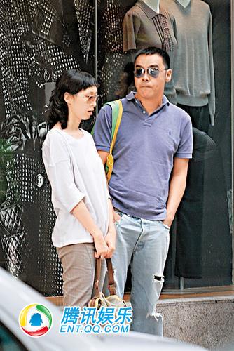 刘青云夫妻当街表演恩爱秀 不避狗仔打招呼(图)