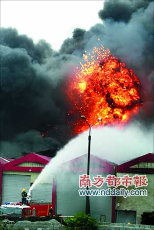 广州仓库油罐起火引发连环爆炸(组图)