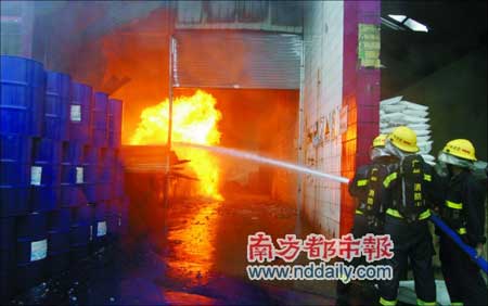 广州仓库油罐起火引发连环爆炸(组图)