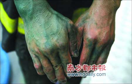 广州仓库油罐起火引发连环爆炸(组图)