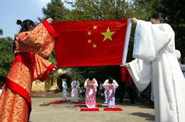 庙里拜国旗,搞笑还是搞怪?