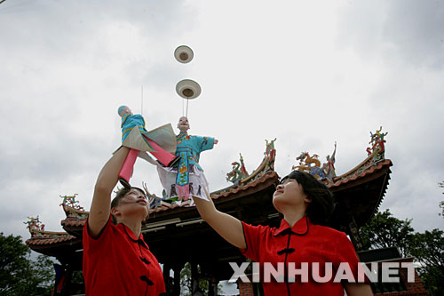 9月24日,演员在厦门园博园闽台园内表演布袋戏。当日,第六届中国国际园林花卉博览会正式对游人开放。 厦门园博园面积6.76平方公里,其中水域面积3.73平方公里,是利用荒滩改造而成的集生态、景观、文化、休闲度假、水上运动于一体的现代园林园景,园区按中国古典园林流派,结合现代园林建筑风格,建造了闽台、江南、岭南、北方等10个园区、98个展园。