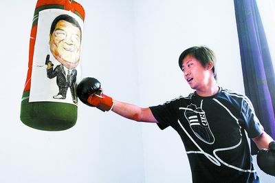 郑州一校长捐自己漫画像供老师发泄减压(图)