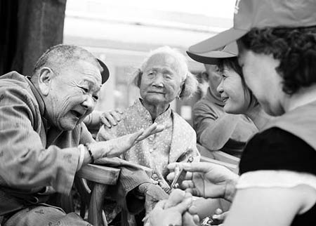 深圳100多名女富豪在社区做义工(图)