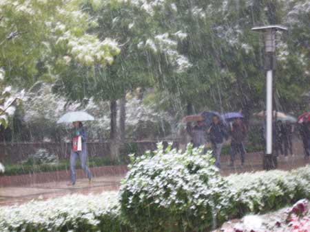 甘肃部分地区降雪致7个航班延误(图)